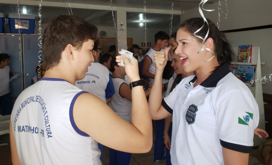 Policial civil interagindo com aluno