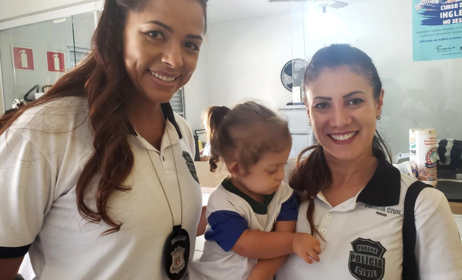 Policiais civis posando para foto com aluna