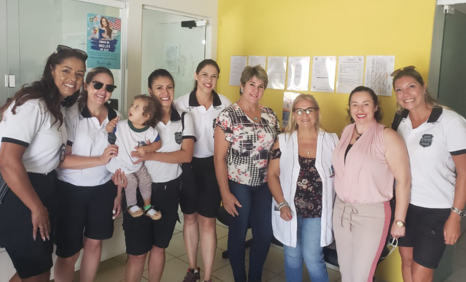 Policiais civis e professores posando para foto