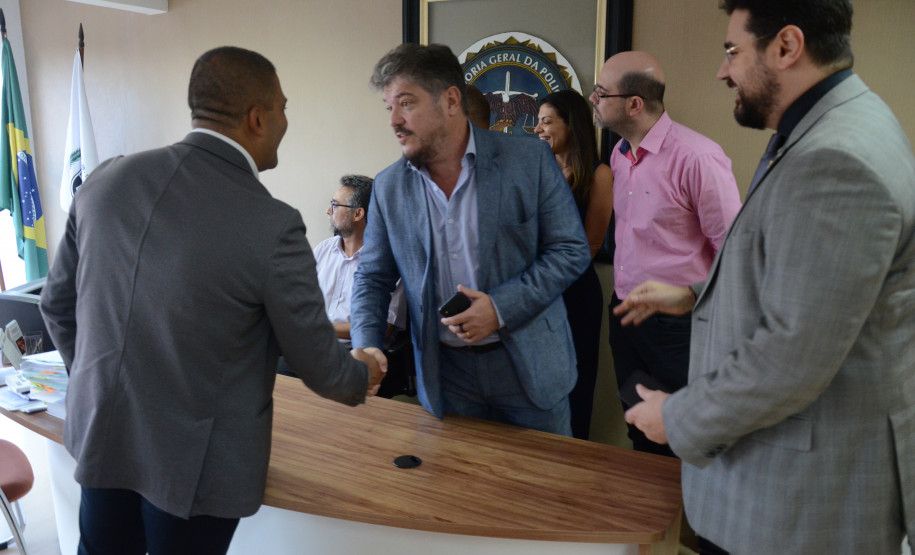 Delegado Alexandre Macorin é cumprimento por colegas de trabalho