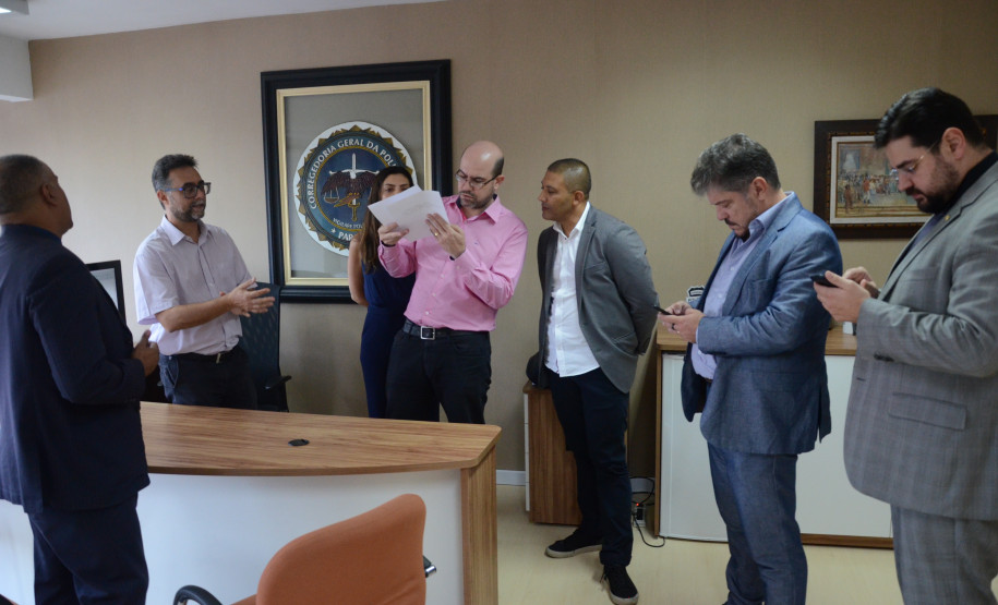 Envolvidos verificando a impressão com o resultado da eleição.