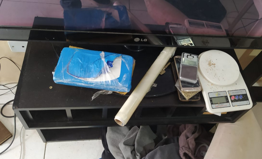 Drogas e balança sobre a mesa