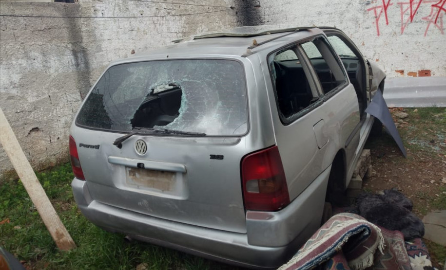 Veículo com peças removidas