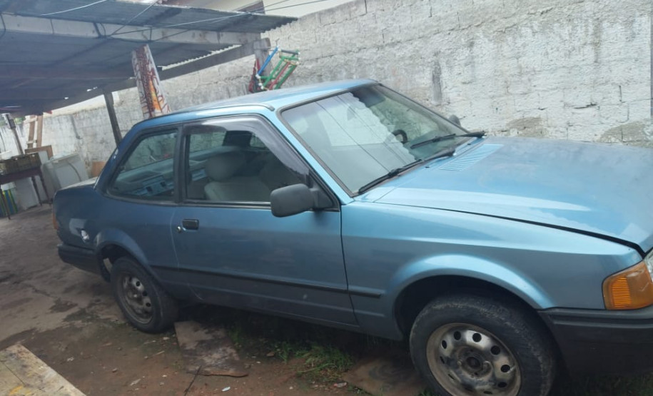 Veículo estacionado para retirada de peças.