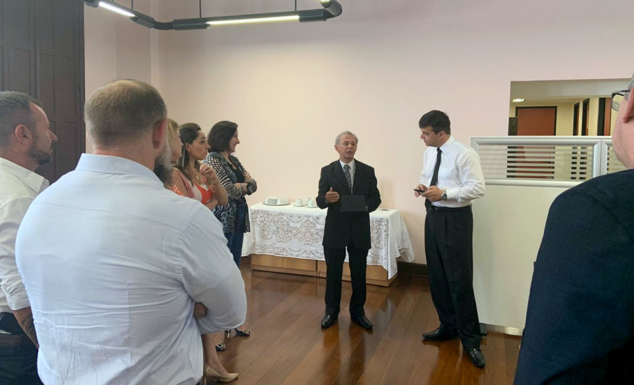 Assessor jurídico discursando aos policiais presentes