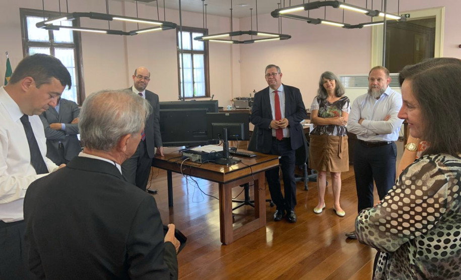 Assessor jurídico discursando aos policiais presentes