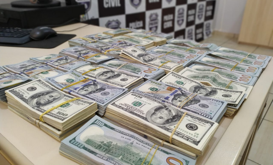 Dólares americanos estão distribuídos sobre mesa