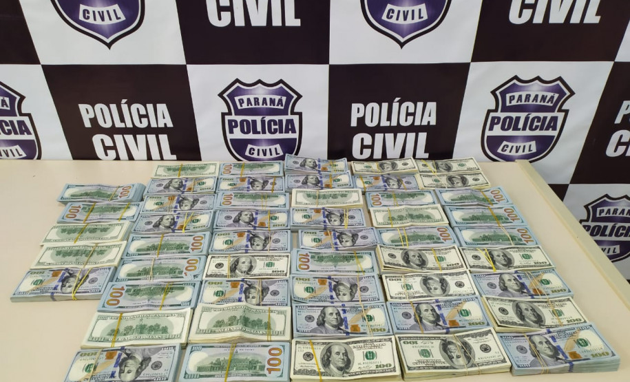 Dólares americanos estão distribuídos sobre mesa