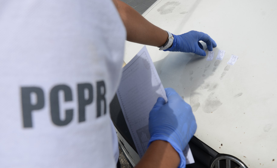 papiloscopista trabalhando