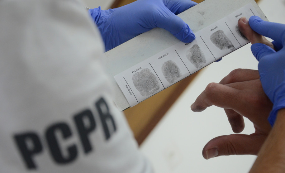 papiloscopista trabalhando