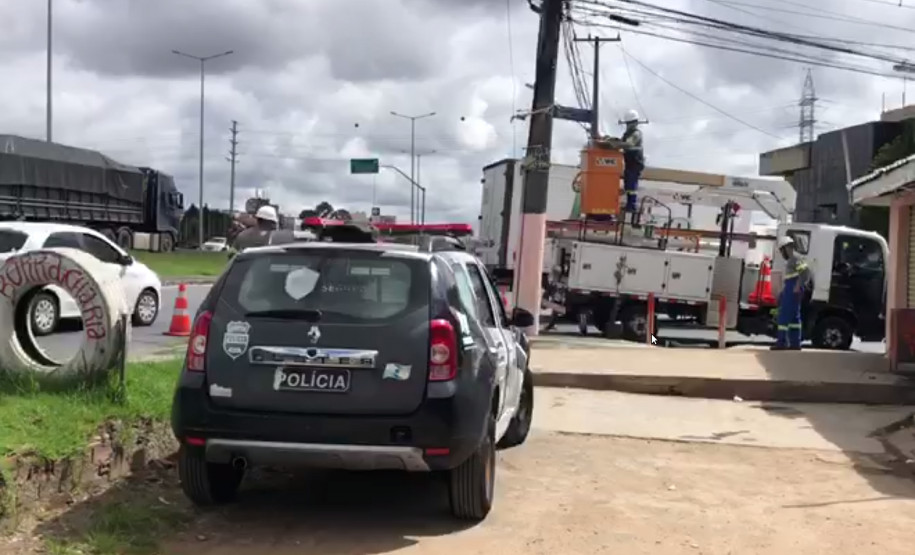 Viatura da policia civil estacionada. Policiais acompanham trabalho da Copel.