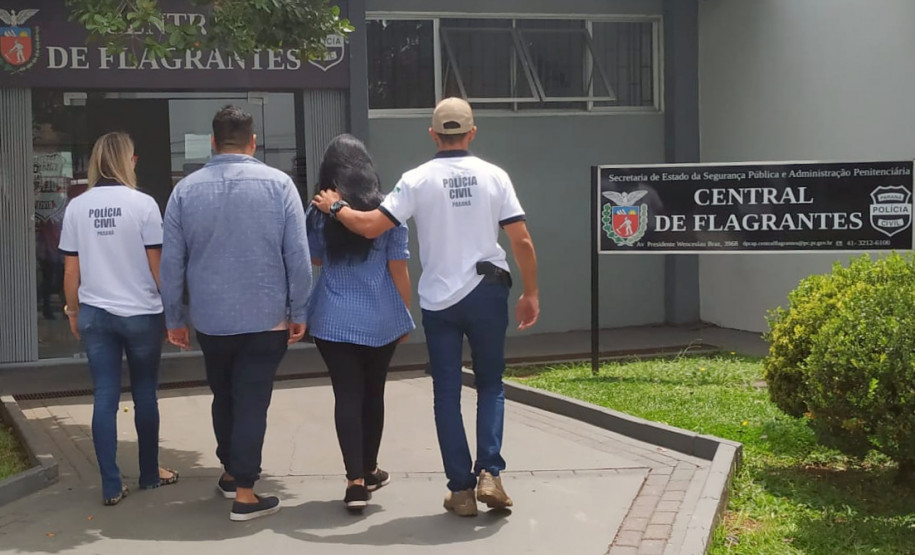 Policiais civis com a adolescente desaparecida em frente a central de flagrantes