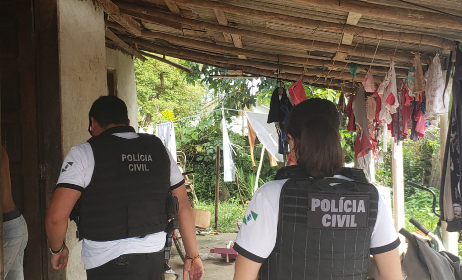 Policiais civis cumprem mandado em casa de suspeitos de tentativa de homicídio em Guaratuba