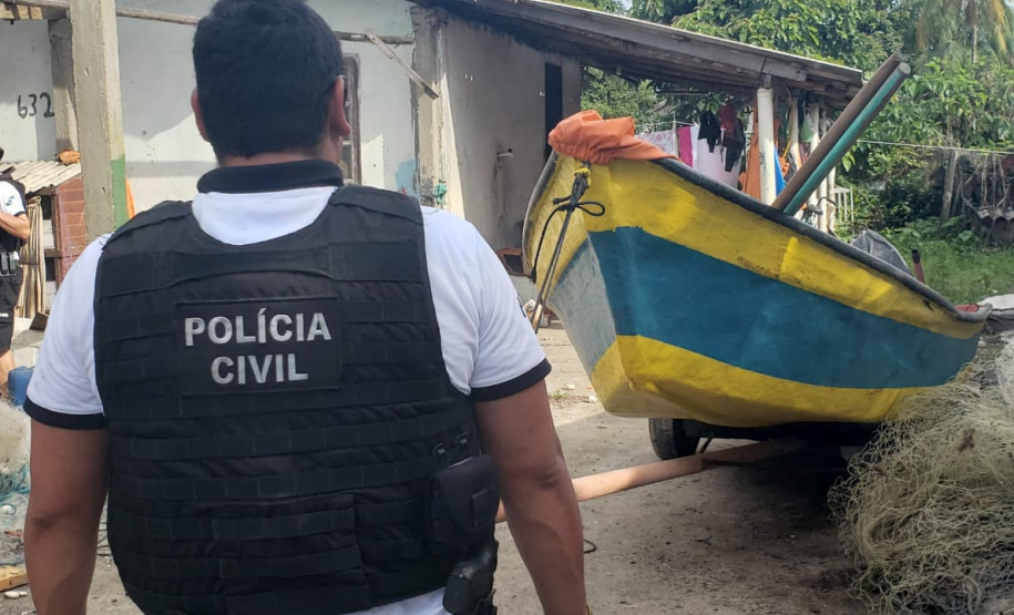 Policiais civis cumprem mandado em casa de suspeitos de tentativa de homicídio em Guaratuba