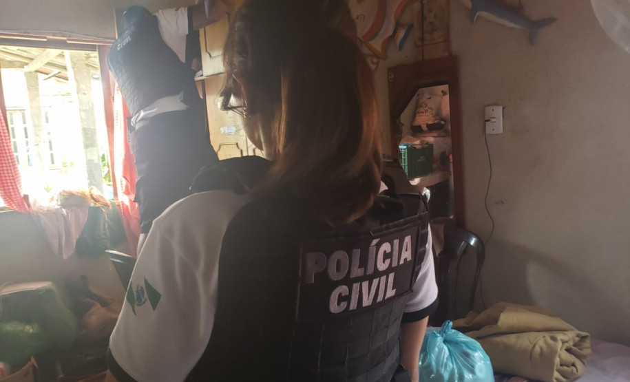 Policiais civis cumprem mandado em casa de suspeitos de tentativa de homicídio em Guaratuba