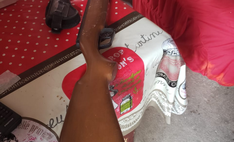 Policiais civis cumprem mandado em casa de suspeitos de tentativa de homicídio em Guaratuba