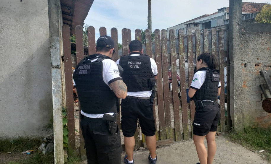 Policiais civis cumprem mandado em casa de suspeitos de tentativa de homicídio em Guaratuba