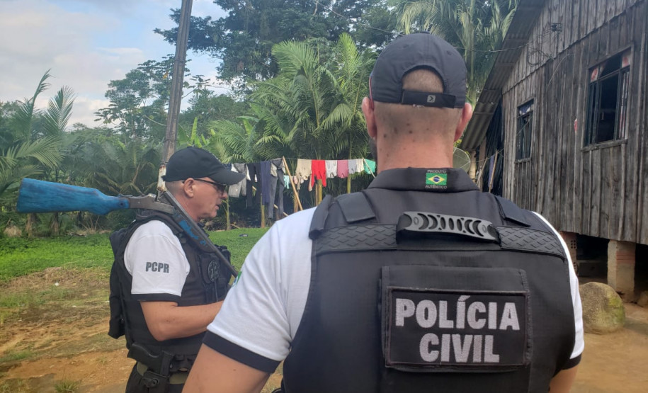 Policiais civis cumprem mandado de prisão e de busca e apreensão em Guaratuba