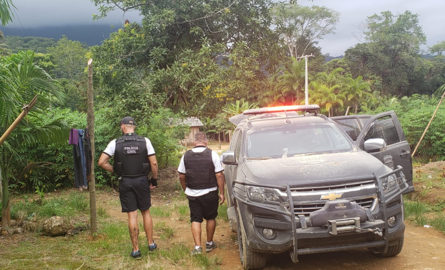 Policiais civis cumprem mandado de prisão e de busca e apreensão em Guaratuba
