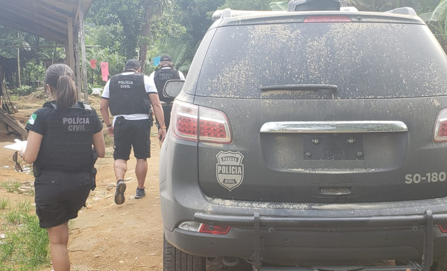 Policiais civis cumprem mandado de prisão e de busca e apreensão em Guaratuba