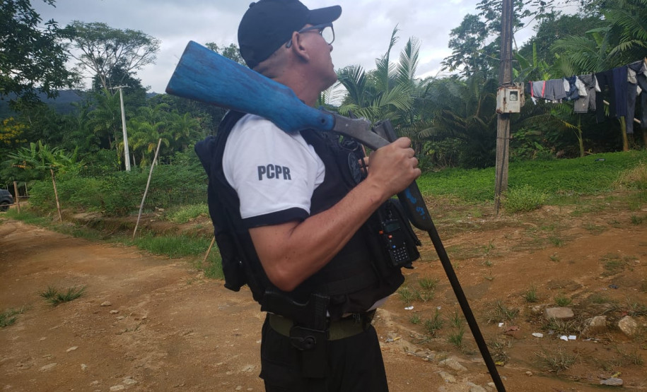 Policiais civis cumprem mandado de prisão e de busca e apreensão em Guaratuba