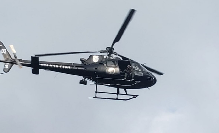 Helicóptero da PCPR colabora no cumprimento de mandado de prisão e de busca e apreensão em Guaratuba