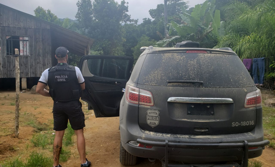 Policiais civis cumprem mandado de prisão e de busca e apreensão em Guaratuba