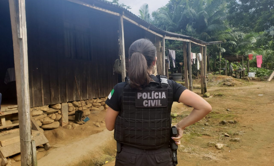 Policiais civis cumprem mandado de prisão e de busca e apreensão em Guaratuba