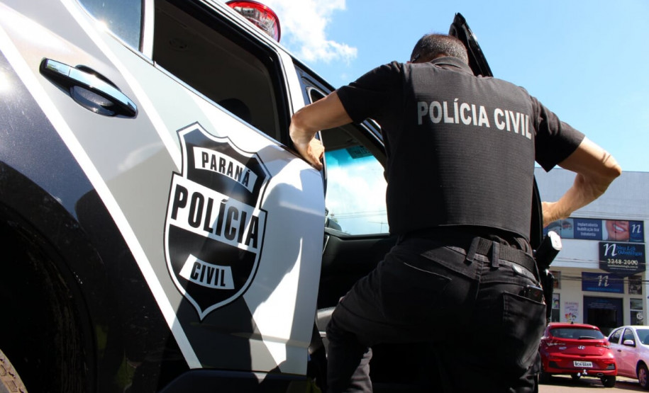 Policial civil entrando na viatura