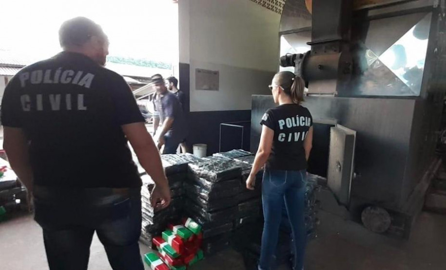 Policiais civis realizando a incineração