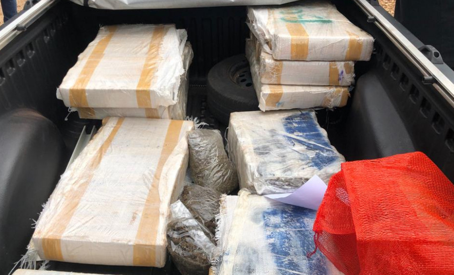 Drogas embaladas no interior de carroceria de veículo