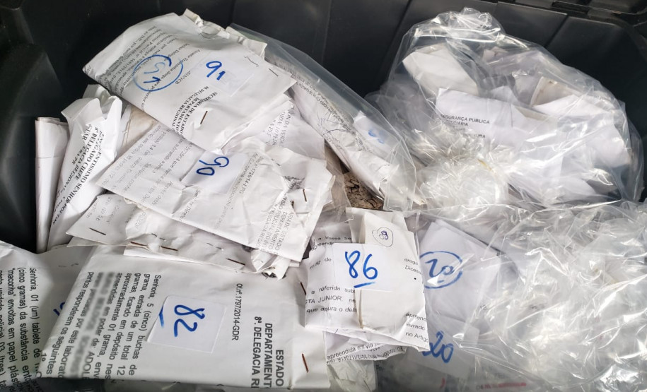 Vários pacotes de drogas embaladas