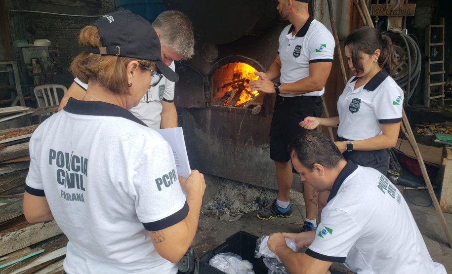 Vários policiais civis preparando as drogas para incineração