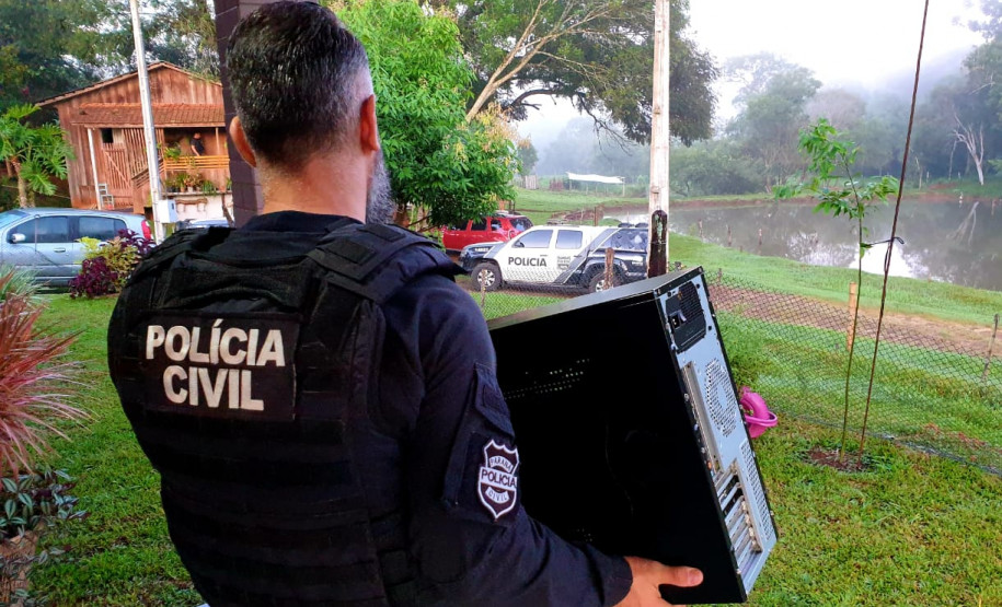 Policial civil recolhe computador