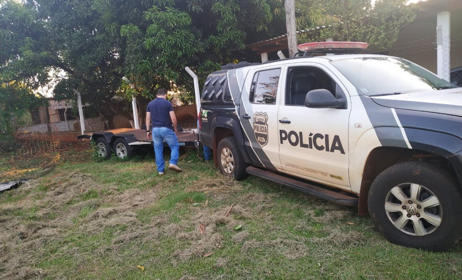 Policial com viatura da PCPR aparecem na foto cumprindo mandado de busca e apreensão em Foz do Iguaçu