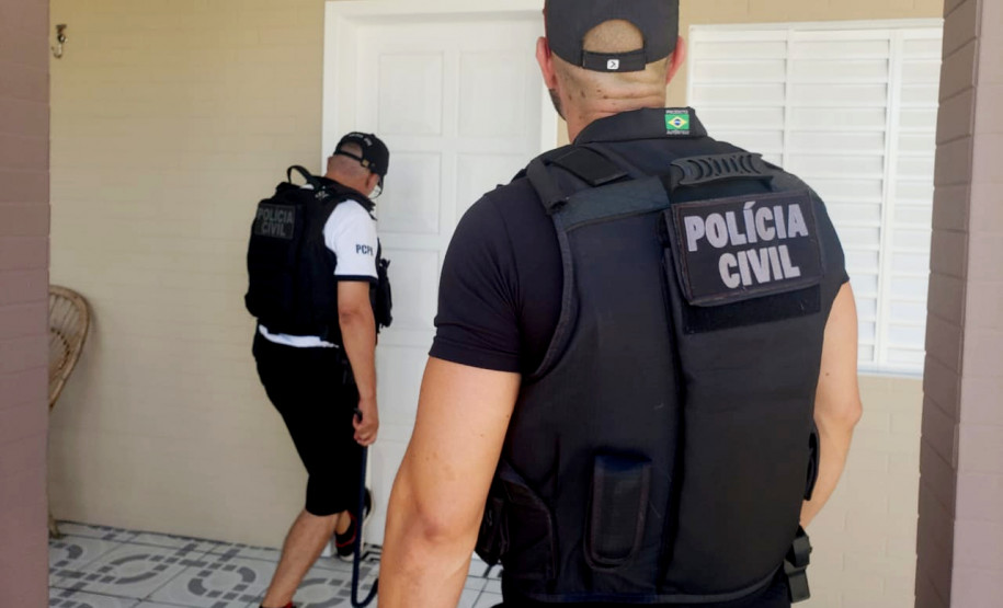 Policiais civis arrombando porta para averiguação de local