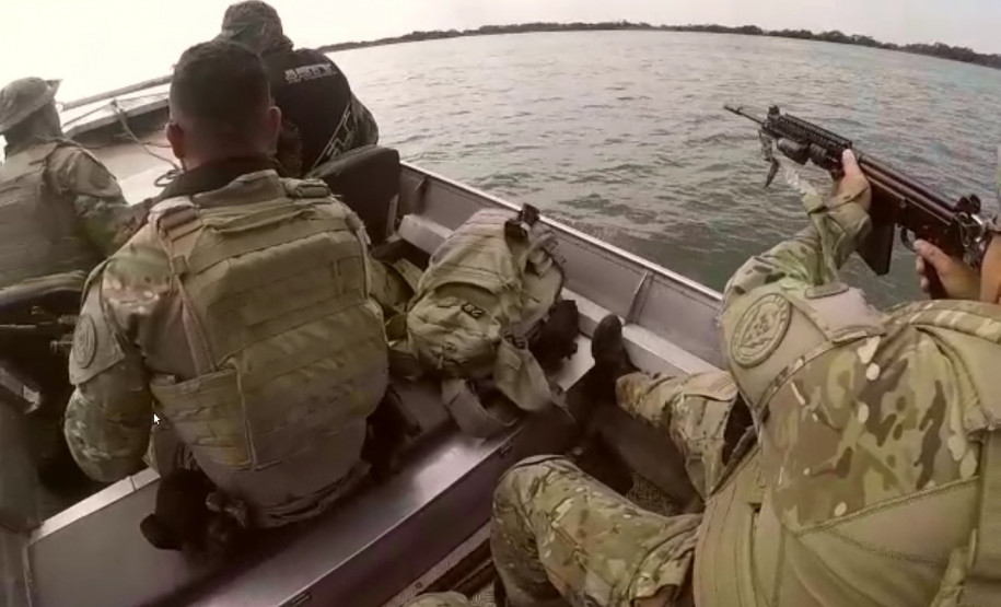 Policiais civis em barco da corporação