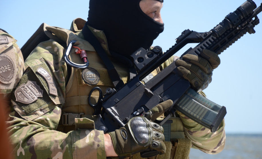 Policial civil empunhando fuzil