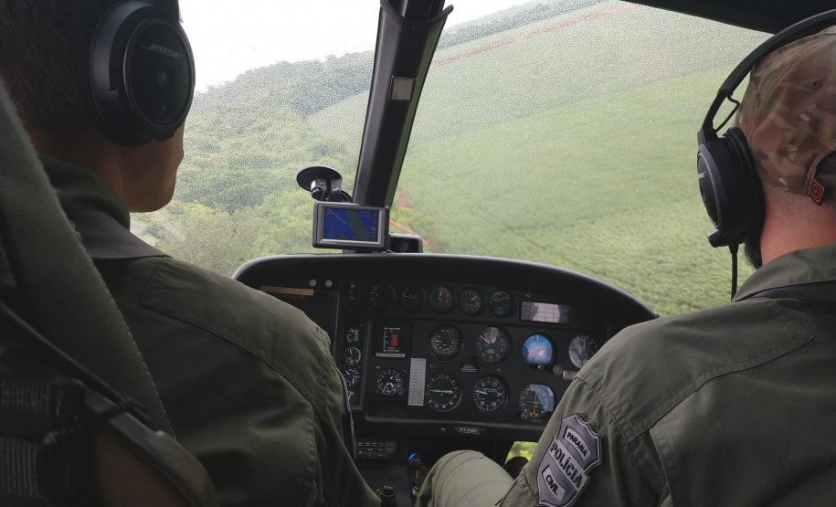 Policiais civis em voo de helicoptero