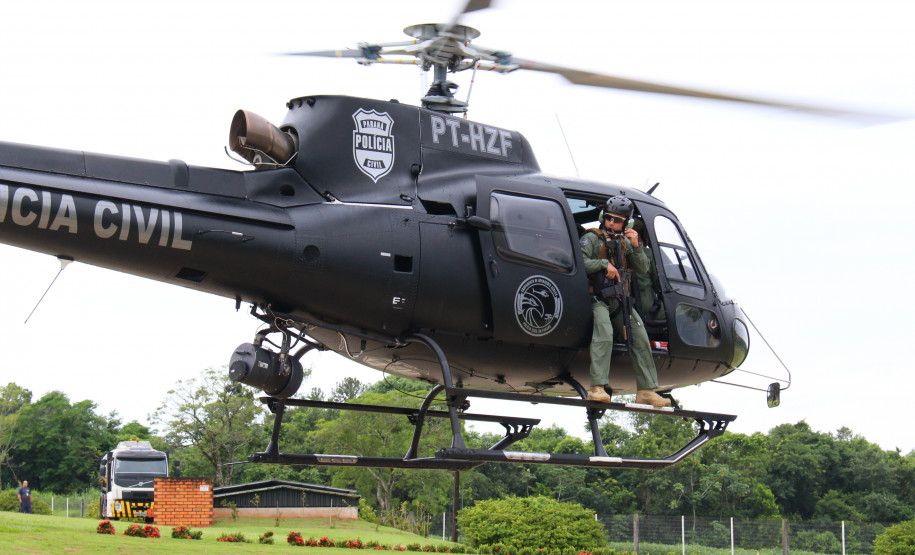 Helicoptero da policia civil levantando voo