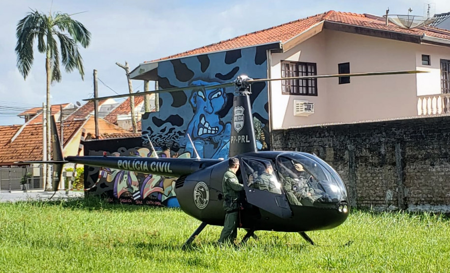 Helicóptero da polícia civil pronto para levantar voo