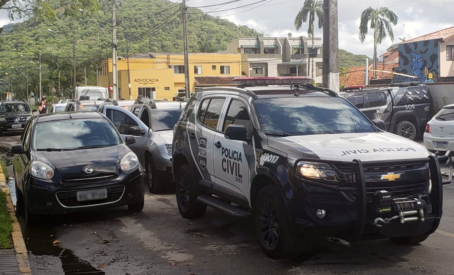 Veículos da polícia civil na rua, em fila, prontos para saírem em diligência