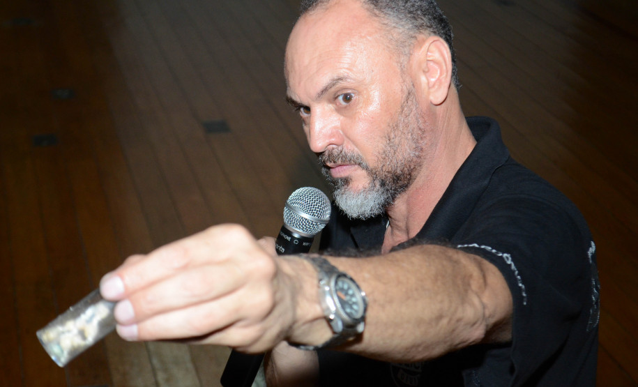 Policial civil palesta sobre drogas