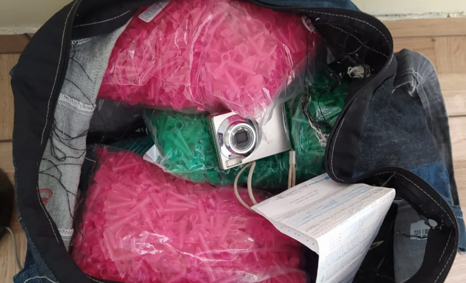 Produtos ilícitos apreendidos estão dentro de uma bolsa