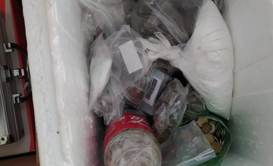 Produtos ilícitos apreendidos estão dentro de uma caixa de isopor