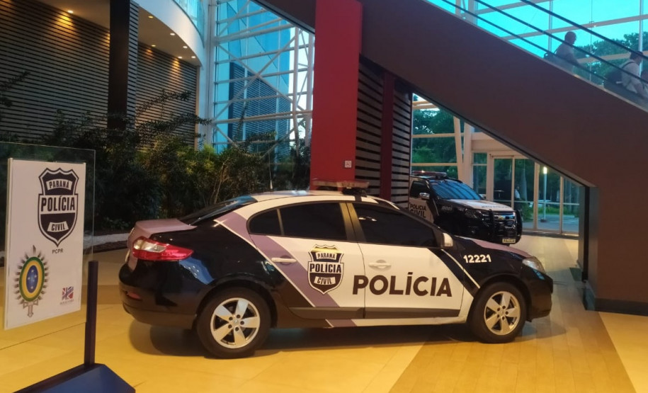 Viatura da PCPR em exposição no shopping