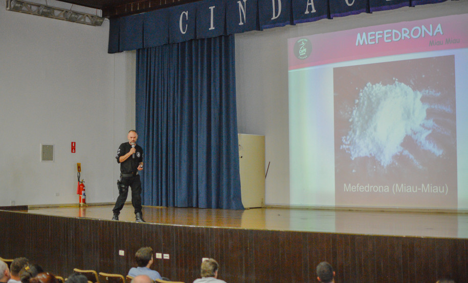 Policial civil ministra capacitação sobre drogas a servidores e profissionais em Curitiba