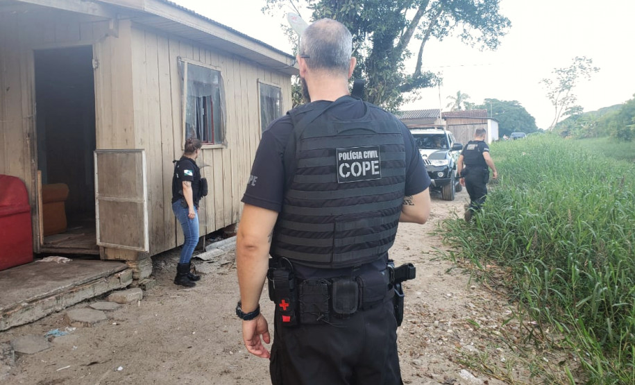 Policiais investigando o local