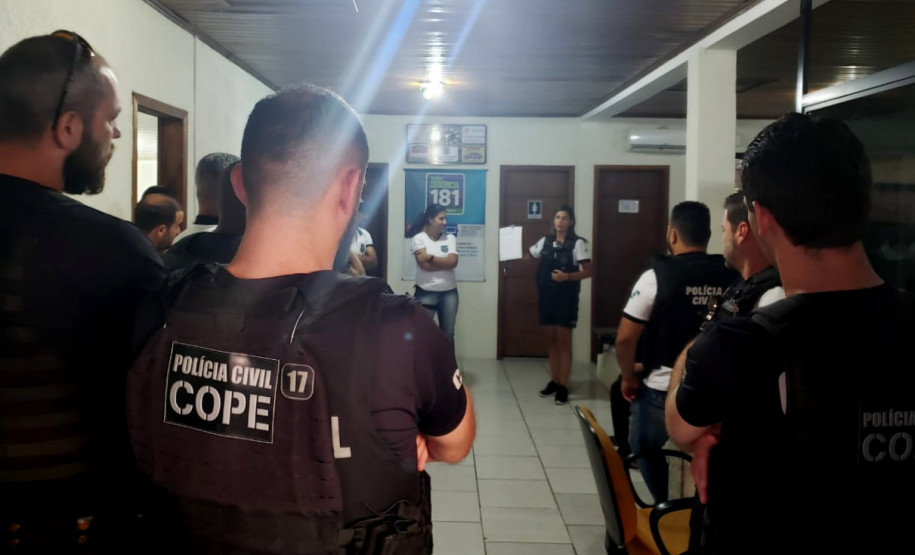 Policiais civis em instrução, antes de partir para o local