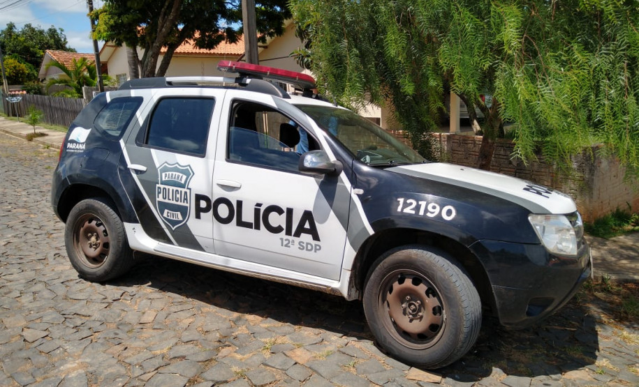 Viatura da polícia civil estacionada